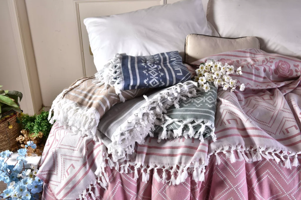 ألوان مفروشات السرير الرائجة هذا الموسم