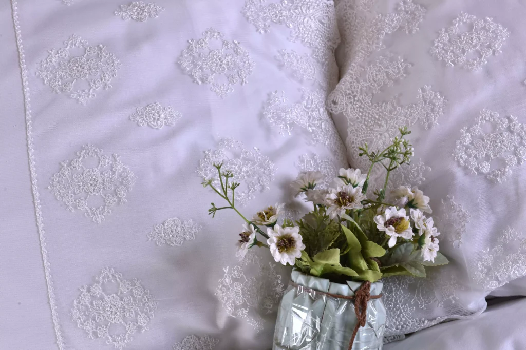 ألوان مفروشات السرير الرائجة هذا الموسم