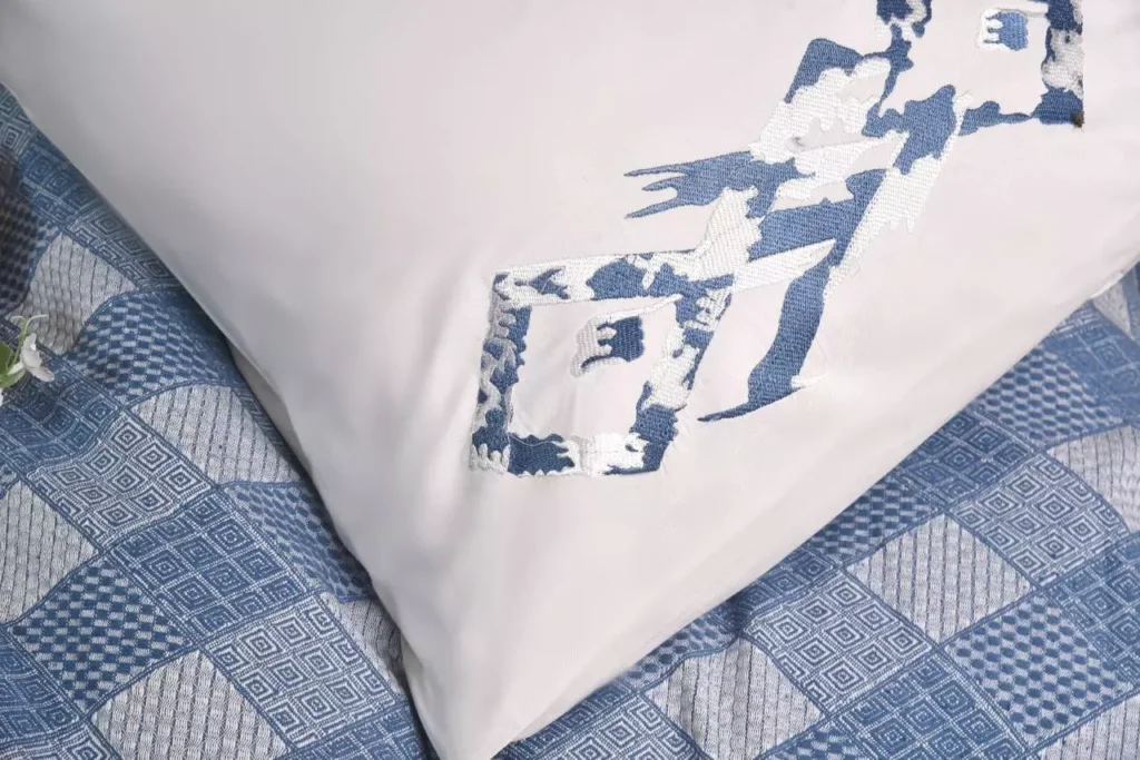 ألوان مفروشات السرير الرائجة هذا الموسم